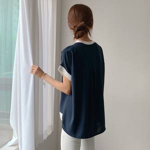 Maglietta a Maniche Corte da Donna in 100% Poliestere Morbido e Setoso, Made in Korea, con Orlo Asimmetrico, Comoda per l'Uso Quotidiano - Product Image 4