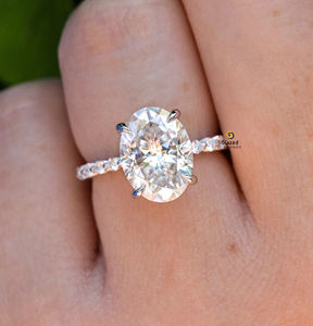 Bague de fiançailles scintillante en moissanite de taille ovale de 4 ct, halo caché, pavé à une broche pour femme en or blanc massif 14 carats - Product Image 2