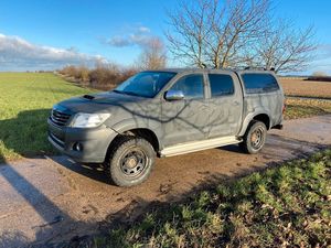 2011 para Toyota Hilux, automóvil usado con interior oscuro y características de control de crucero - Product Image 2