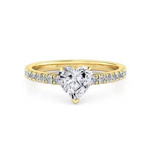 Regalo romántico para ella: anillo de oro macizo de 14 quilates con diamante cultivado en laboratorio en forma de corazón de 1.20 quilates (F-VS2) que repose suavemente sobre una banda de diamantes. - Product Image 1
