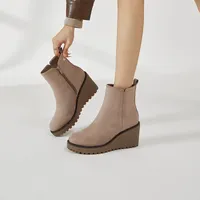 FM1110 Bottines courtes pour femmes avec logo personnalisé, bottines à talon compensé élégantes en PU de haute qualité, semelle extérieure en TPU durable, pour un usage quotidien