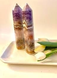 Tours de cristal naturel faites à la main de meilleure qualité, obélisques en quartz améthyste pour la guérison des chakras à vibrations positives à bas prix - Product Image 2