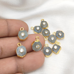 Encantos de piedras preciosas galvanizadas de oro aguamarina cruda con cristales CZ - Product Image 1