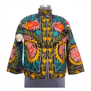 Chaqueta de Invierno Acolchada y Transpirable de Algodón 100% con Bordado Suzani Estilo Bohemio para Mujer, Ideal para Fiestas Tradicionales - Product Image 1