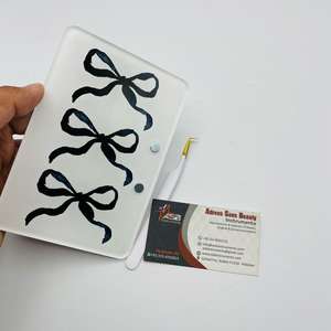 Tuile à cils en acrylique rose rouge avec logo personnalisé, impression durable, outil de beauté avec aimants pour pince à cils - Product Image 3