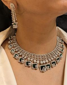 ชุดสร้อยคอชุบเงินหรูหราดีไซน์เนอร์พร้อมหินสีเขียวคิวบิกเซอร์โคเนียรูปร่างแบบกำหนดเองสำหรับงานแต่งงานเจ้าสาวสำหรับสาวๆ - Product Image 3