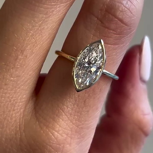 Bague de fiançailles solitaire en diamant de laboratoire de 2,00 carats, taille marquise, sertie clos, certifiée IGI, couleur DEF pour femme - Product Image 4