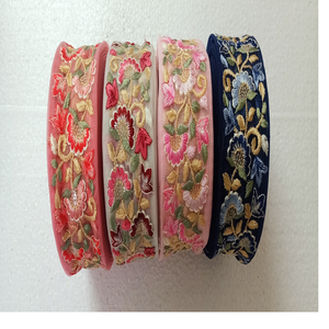 Tissu brodé floral d'organza de 1.25 pouces de large fait sur mesure dans quatre conceptions ethniques lumineuses à des fins diverses - Product Image 6