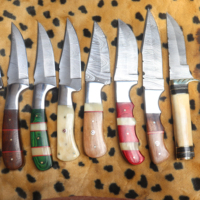 Couteau de poche de chasse en acier Damas haut de gamme avec manche en bois Couteau de chasse en acier Damas forgé à la main personnalisé
