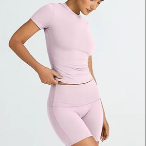 Nouveau style de logo de conception personnalisée impression par transfert de chaleur grande taille étanche femmes 2 pièces ensembles de yoga d'entraînement tenues de gymnastique courtes - Product Image 1