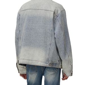 แจ็คเก็ตยีนส์ผู้ชายทรงดรอปโชว์เดอร์ สไตล์วินเทจ ย้อมสีแบบดิสเทรส ล้างสีแบบมัดย้อม ดีไซน์เนอร์ แต่งซิปสองชั้น โลโก้สั่งทำพิเศษ สไตล์ Y2K - Product Image 4