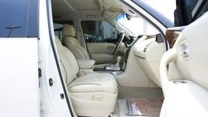 Nissan Patrol LE Platinum SUV d'occasion 2015, blanc, 7 places, phares LED, pneus R20, climatisation automatique |   Prêt à l'exportation - Product Image 4