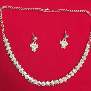 Ensemble de collier et boucles d'oreilles élégants en forme de petite fleur plaqué or |   Bijoux de mariée et de cérémonie Modèle 23235 - Product Image 1