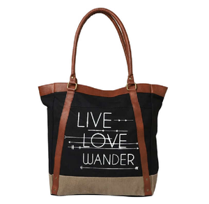 Bolso de hombro clásico minimalista de piel sintética negra. Elegante y versátil. Disponible a precios de mayoreo. - Product Image 3