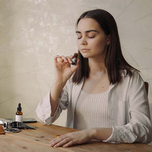 น้ำมันหอมระเหยบริสุทธิ์ 100% ผสมกับน้ำมันบำรุงผิวกระชับผิวจากฟร็อกนินเซนส์ ผสมกลิ่นเกรปฟรุต เวติเวอร์ ยิลัง บีร์กามอต เลมอน จัสมิน - Product Image 1