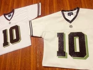 Camiseta de Fútbol Oversize con Cuello en V, Logotipo y Número Personalizados Impresos en Relieve, Calidad Premium, Servicio OEM, Técnica de Lavado - Product Image 3