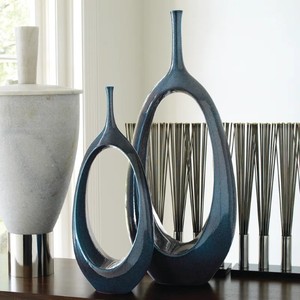 Le grand vase ovale ouvert à anneau est un vase décoratif en céramique avec une forme ovale distinctive. Il présente un col étroit et un - Product Image 2
