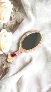 Miroir à main en résine avec finition lisse et brillante, parfait pour un usage quotidien, le maquillage ou des fins décoratives, ajoutant une touche élégante - Product Image 5