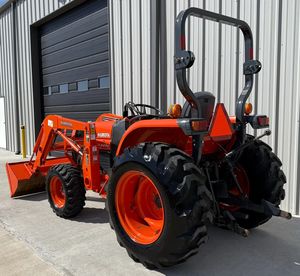 รถแทรกเตอร์ Kubota รถแทรกเตอร์ขับเคลื่อน4ล้อ40Hp M7040รถตักดิน M7040มือสอง - Product Image 2
