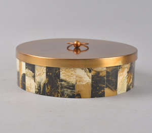 Caja Decorativa Redonda de Madera de Lujo Hecha a Mano con una Elegante Base de Resina Marmoleada Negra y Dorada con Acabado Pulido - Product Image 2