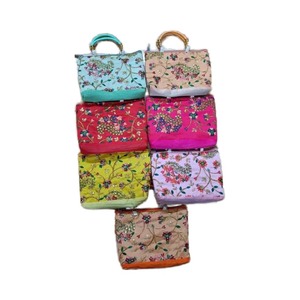 กระเป๋าถือปักลายพับได้ ดีไซน์ล่าสุด ทนทาน สำหรับผู้หญิง วัสดุผ้าไหมดิบ ซิป ซับในผ้าซาติน มีหูหิ้วสองข้าง เหมาะสำหรับเป็นของขวัญงานแต่งงาน - Product Image 5