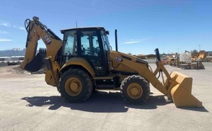 Mini chargeuse-pelleteuse Caterpillar 420 d'occasion modèle 2023 avec moteur et roulement Excellent état - Product Image 3