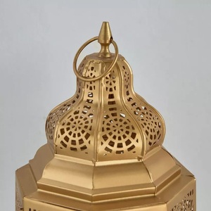 Farol de Pie de Metal Dorado de Lujo con Intrincados Relieves Marroquíes, Brillo Cálido de Vela, Decoración Elegante, Perfecto para un Ambiente Festivo - Product Image 3