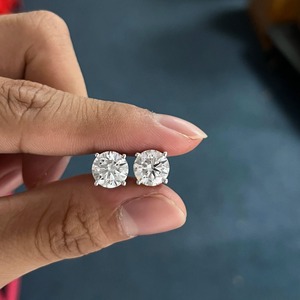 Pendientes de diamantes de lujo de calidad premium para mujer Diamantes brillantes atemporales disponibles a un precio asequible - Product Image 1