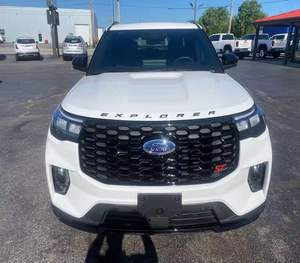 Ford Explorer ST AWD automatique en cuir, modèle 2024, en excellent état - Product Image 1