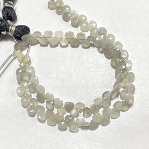 Cuentas de Briolette con forma de corazón facetado de piedra lunar gris, piedras preciosas naturales de buena calidad de 4,5-5MM para joyería, tienda de cuentas al por mayor - Product Image 1