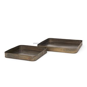 Plateaux de service carrés en bronze chic avec finition texturée et design élégant, idéaux pour la décoration intérieure et les invités divertissants - Product Image 1