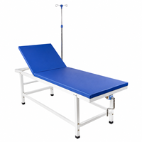 Table d'examen médicale réglable bleue rembourrée avec poteau porte-perfusion pour salle d'examen hospitalière et ambulatoire