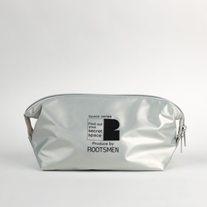 Sac cosmétique à fermeture éclair en nylon argenté de qualité supérieure avec stockage de voyage à la mode avec logo personnalisé pour un usage quotidien - Product Image 1