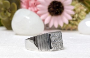 แหวนหมั้นและแต่งงานหรูหราประดับมอสซาไนต์คุณภาพพรีเมียมจาก Lurba Jewels ดีไซน์ทันสมัย ทำจากเงินแท้ 925  แบบฝังเพชร - Product Image 5