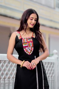 Kurti de Fiesta Moderno sin Mangas, Corte Recto, de Seda Romana, con Bordado Kutchi Vibrante y Trabajo de Espejos, de Secado Rápido, para Todas las Estaciones - Product Image 4