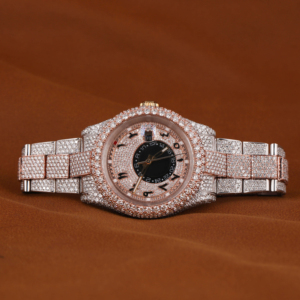 Explore nuestro reloj de esfera redonda de Hip Hop de lujo a precio de mayorista con nuevo estilo único y diamantes de moissanita de diseño personalizado - Product Image 1