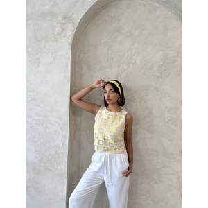 Blusa de Mujer sin Mangas con Patrón de Cuadros Tejida a Crochet, Camisas de Moda al por Mayor - Product Image 3