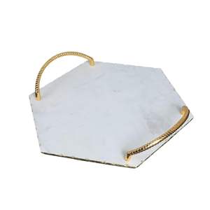 Bandeja de mármol en forma de hexágono blanco con mango de metal dorado - Product Image 4