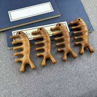 PEINE DE MASAJE DE HIERBAS SOSTENIBLE HECHO DE SÁNDALO PURO PARA CUIDADO HOLÍSTICO - Product Image 2