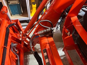 Tracteur à roues KUBOTA MX5400 4x4 facile à utiliser avec cabine fermée, accessoires inclus, godet 4-en-1, attelage 3 points - Product Image 3