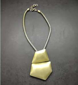 ชุดเครื่องประดับแฟชั่นหรูหราจากดีไซเนอร์ขายดีสำหรับผู้หญิงสร้อยข้อมือสร้อยคอเรซินคุณภาพสูงและต่างหูพร้อมเสน่ห์ทันสมัย - Product Image 3