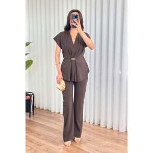 ชุดกาแฟโมดัลจีบระบายพร้อมเข็มกลัดทอง - สีน้ำตาล (ขายส่ง) - Product Image 1