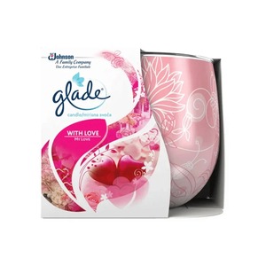 Créez une ambiance relaxante avec l'odeur douce et florale de Glade Candle 120g With Love. - Product Image 4