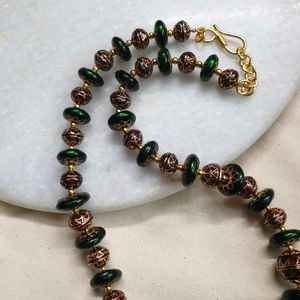 Cuenta de Meenakari Bohemia Vintage, aleación de cobre de perla verde granate de moda para boda, religiosa con forma de número de borla - Product Image 1