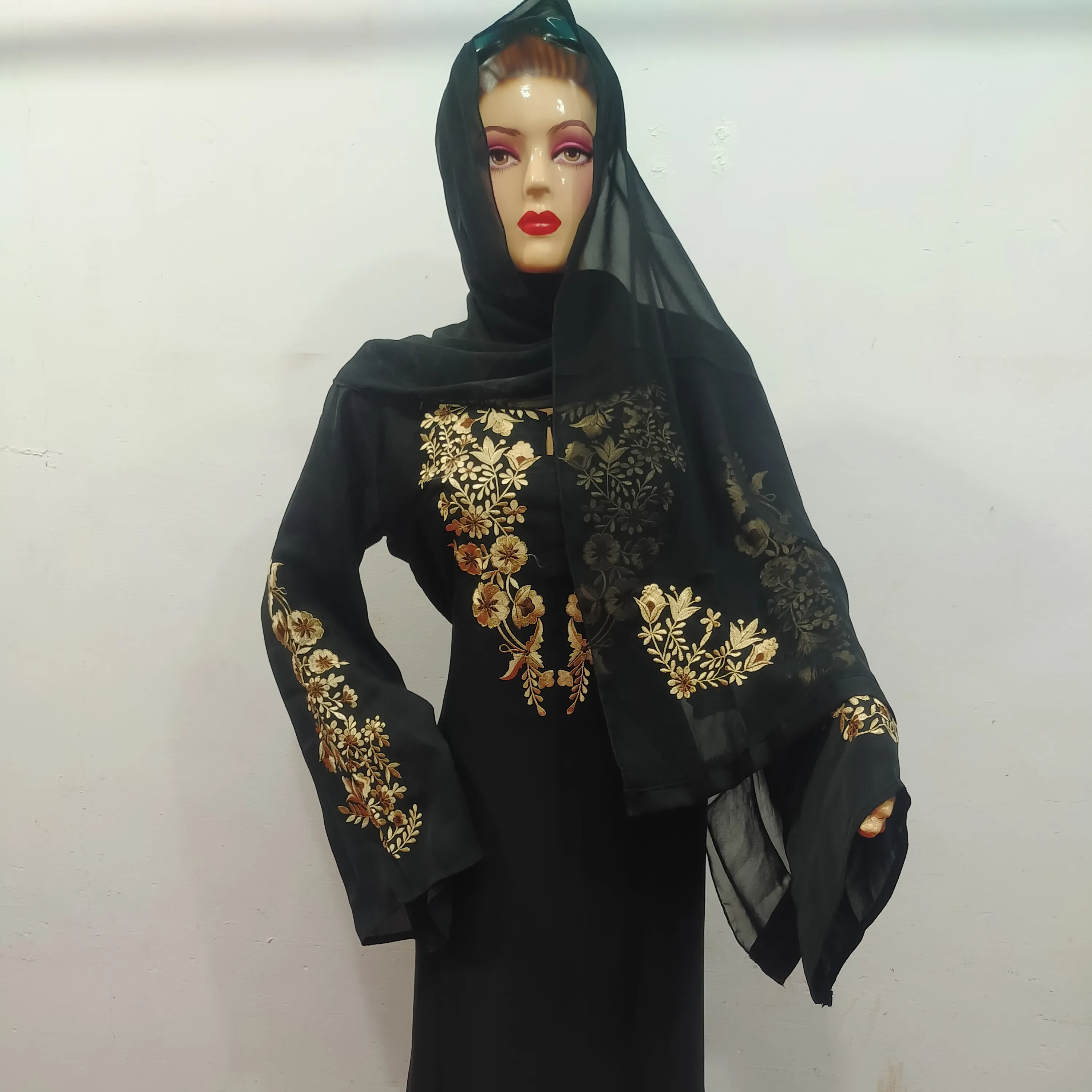 Il ricamo indiano Burqa dorato lavora in tessuto Nida di colore nero con ricami di colore diverso e crea disegni personalizzati
