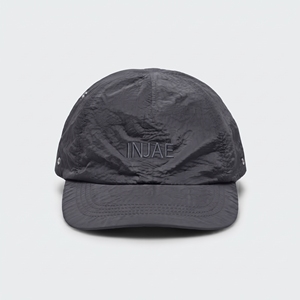 Casquette de baseball non structurée en nylon froissé à 5 panneaux, avec logo brodé, ajustée, unisexe, pour adulte, décontractée, en tissu satiné gris foncé - Product Image 1