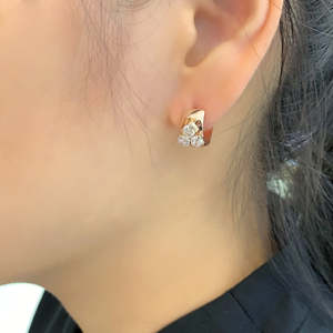 Boucles d'oreilles clous trois pierres en diamant de laboratoire taille coussin 1,20 carats, couleur EF, clarté VS - Product Image 2