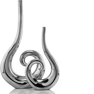 HomeRoots-Juego de 2 jarrones rizados con diseño de fundición personalizado, en plata brillante pulida - Product Image 1