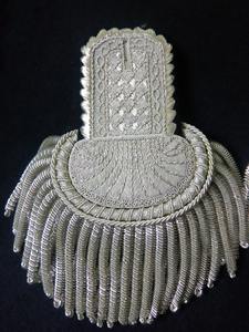 Epaulettes Bordadas con Plata, Insignia de Hombro para Uniforme Ceremonial, 100% Algodón, Flecos Blancos de Alambre - Product Image 4