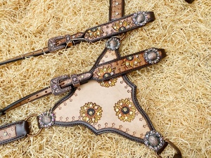 อุปกรณ์ม้าแฟชั่นตะวันตกทำมือ คุณภาพพรีเมียม หนังวัวแท้ ประดับพู่ห้อย สายรัดอก สายรัดหัว ตกแต่งด้วย Conchos ปรับขนาดได้ - Product Image 2